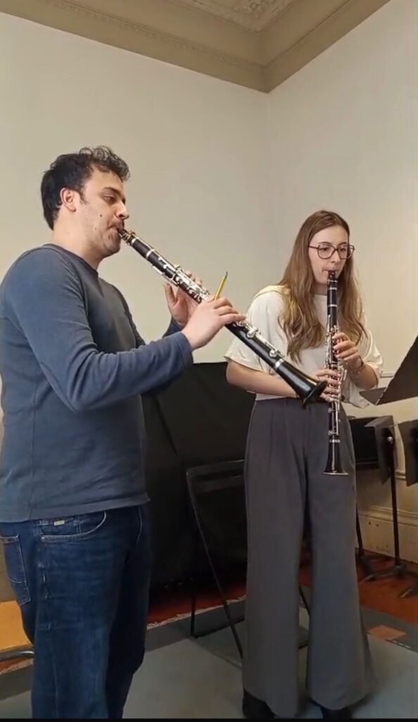 Sara Irene dando clase de clarinete con Tiago Bento