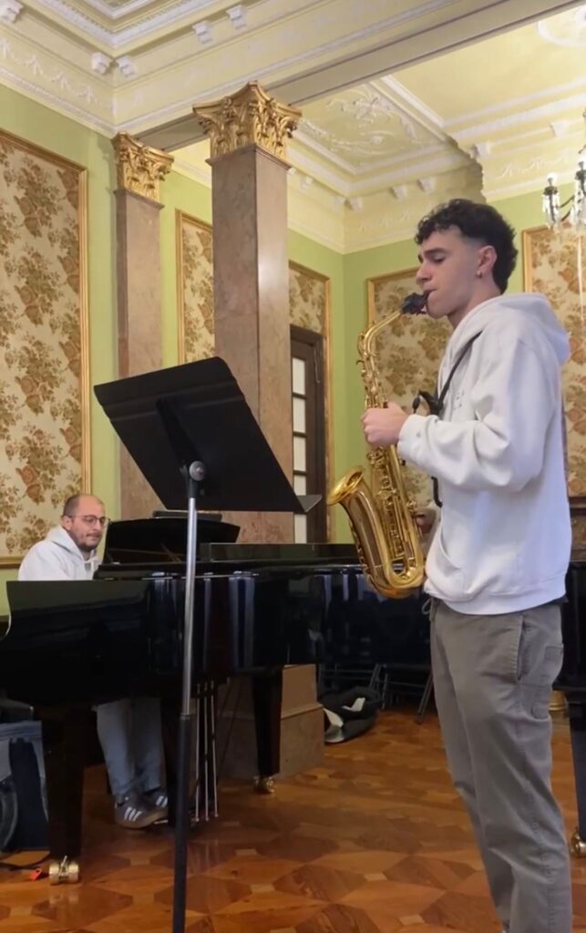 Juan dando clase de repertorio acompañado con Bernardo Soares